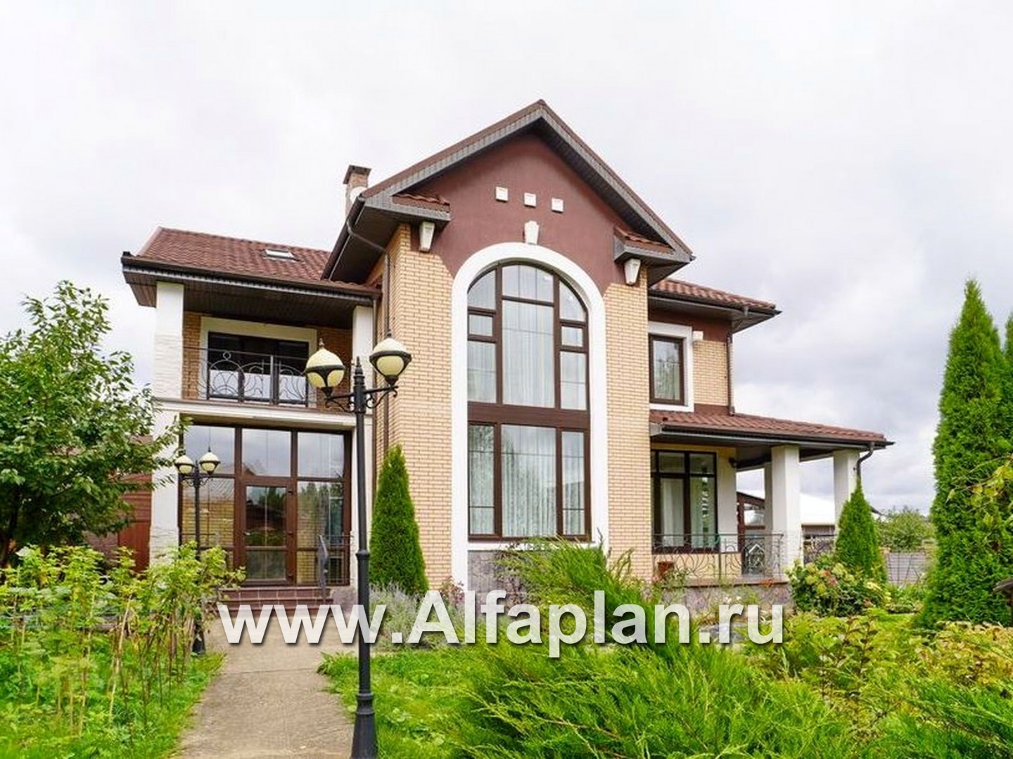 Проекты домов Альфаплан - «Голицын» - коттедж с двусветной гостиной и цоколем - дополнительное изображение №1